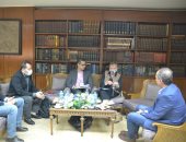 هيثم الحاج على يلتقى وفدا يونانيا لبحث استعدادات معرض القاهرة الدولى للكتاب