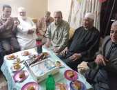 مواطنون بإحدى قرى الدقهلية يحتفلون بعيد ميلاد الرئيس السيسي بتورتة تحمل صورته