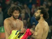 ليفربول ضد أرسنال.. محمد صلاح يستبدل قميصه مع النني عقب المباراة "فيديو"