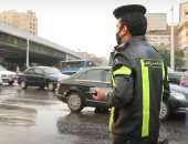 فيها حاجة حلوة.. رجال الشرطة يسطرون ملاحم إنسانية أسفل مياه الأمطار.. يساعدون كبار السن والسيدات والمارة فى الطرق.. ويجرون عمليات شفط لتراكمات المياه.. ونصائح للسائقين بتوخى الحذر وترك مسافات أمان.. فيديو