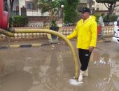 رئيس مياه الغربية يتابع أعمال شفط مياه الأمطار من شوارع المحافظة