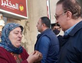 محافظ الإسكندرية يستجيب لسيدة أغرقت الأمطار منزلها ويأمر بتخصيص سيارة لشفط المياه