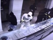 سطو مسلح على محل مجوهرات بكاليفورنيا وسرقة محتوياته فى أقل من دقيقة.. فيديو