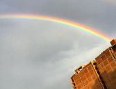 قوس قزح يزين سماء الجيزة بعد تحسن الأحوال الجوية.. صور