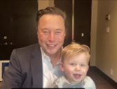 ابن إيلون ماسك مع والده أثناء اجتماع عمل افتراضى.. صور