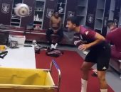 تريزيجيه يتدرب على الكرة من داخل غرفة ملابس أستون فيلا.. فيديو وصور