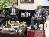 سفير مصر لدى رام الله يبحث مع وزير فلسطينى ملف إعادة إعمار غزة