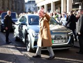 الأمير تشارلز يشارك فى كامبريدج ماركت وسط ترحيب حار من الحضور.. صور