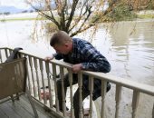 رجال الإنقاذ فى مواجهة التغير المناخى.. محاولة التغلب على أضرار فيضانات كندا المدمرة 