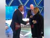 لميس الحديدى ترحب بالكابتن محمود الخطيب فى كواليس "ملعب ON Time".. فيديو