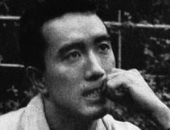 الكاتب اليابانى "ميشيما" ينزع أحشاءه أمام الجمهور منذ 51 عاما