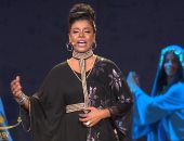 هند الراوى تؤدى أغنية فلكلورية خلال احتفالية افتتاح طريق الكباش.. فيديو