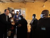 الرئيس السيسى يزور منزل أحد المواطنين فى أسوان.. صور