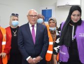 محافظ بورسعيد يتفقد سير العمل بمركز تطعيم لقاح كورونا داخل المدينة الرياضية