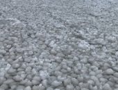 الآلاف من كرات الثلج المتجمدة تغطى سطح بحيرة كندية فى ظاهرة نادرة.. صور