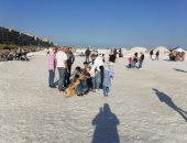 "كأنك فى القطب الشمالى".. توافد المئات على جبال الملح فى بورسعيد.. لايف وصور