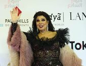 فيفي عبده تمازح المصورين بافتتاح مهرجان القاهرة: "ماطلعونيش حولة".. فيديو