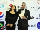 أحمد الفيشاوى وزوجته على السجادة الحمراء فى افتتاح مهرجان القاهرة.. فيديو