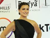 نور اللبنانية تتألق بفستان أسود على السجادة الحمراء لمهرجان القاهرة.. صور