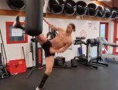 إبراهيموفيتش يستعرض لياقته البدنية العالية بالتدريب على كيس ملاكمة.. فيديو