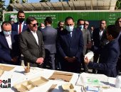 رئيس الوزراء يتفقد مشروعات شباب رواد الأعمال وممثلى الشركات الناشئة بمقر الهيئة العامة للاستثمار والمناطق الحرة.. شركات لتصنيع الأجهزة التعويضية وأجهزة تنفس صناعى وقياس نسبة الأكسجين.. ويوجه بتقديم الدعم الكامل