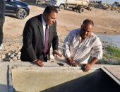 محافظ مطروح يتفقد منافذ توزيع المياه بالسيارات في قرى الضبعة 