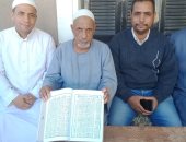 3 سنين يكتب القرآن بإيده.. الحاج لطفى 83 سنة يبهرنا بحكايته.. لايف وصور