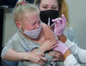 دول العالم تتحدى جائحة كورونا بتطعيم الأطفال ضد الفيروس المتحور