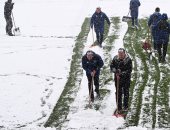 تأجيل مباراة بيرنلي وتوتنهام بسبب سوء الأحوال الجوية وتساقط الثلوج.. صور