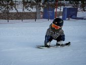 طفلة تتزلج على الجليد فى عمر 11 شهرًا.. "قبل ما تتعلم المشى" صور 