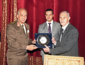 وزير الدفاع يلتقى وفدا من أعضاء مجلسى النواب والشيوخ.. فيديو