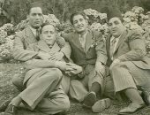 إحسان عبد القدوس فى صورة نادرة مع أصدقائه خلال المرحلة الثانوية
