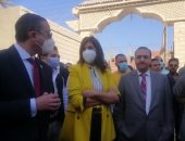 وزيرة الهجرة ومحافظ الفيوم يتابعان بعض المنشآت بقرية الشواشنة