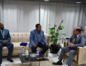 محافظ أسوان يستقبل وفد الباحثين بقافلة وزارة الزراعة البيطرية