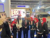 Edex 2021.. العارضون والعارضات بجناح العربية للتصنيع يلتقطون صور تذكارية مع رئيس الهيئة
