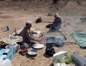أهالى جنوب الشيخ زويد يحتفظون بعاداتهم بطهى الخبز على نار الحطب.. صور