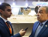وزير الإنتاج الحربى يجرى حوارا مع طالب بإعلام الأزهر خلال مشاركته بمعرض إيديكس
