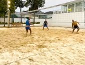 الأسطورة البرازيلية رونالدينيو يشارك فى مباراة كرة طائرة شاطئية.. فيديو وصور