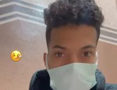 إمام عاشور ملوحاً بعلامة النصر يطمئن جماهير الزمالك من العزل المنزلي.. صور