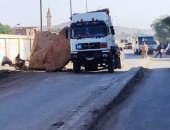 تسيير الحركة المرورية بعد سقوط كتلة حجرية على طريق أبو الريش بأسوان