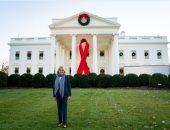 جيل بايدن تحتفى باليوم العالمى للقضاء على الإيدز.. والبيت الأبيض يتزين بشعاره