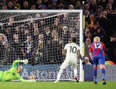 رافينيا يقود ليدز لخطف فوز مثير من كريستال بالاس فى الدوري الإنجليزي