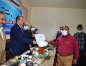 مياه الفيوم تكرم 33 من العاملين المحالين للمعاش وأسر المتوفين