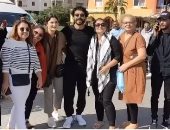 تعالوا إلى مصر.. خالد النبوى يروج للسياحة مع مجموعة سائحين من الغردقة "فيديو"