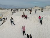 إقبال الآلاف على جبال الملح فى بورسعيد المستنسخة كجبال الثلج الأوروبية.. لايف وصور