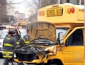 الشرطة الأمريكية تطارد شخصا سرق حافلة مدرسة وصدم نحو 12 سيارة.. فيديو