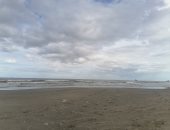 الناس بتصيف على شاطىء بورسعيد رغم الأجواء الشتوية.. لايف وصور