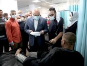 محافظ بنى سويف يطمئن على الوضع الصحى لمصابى حادث انقلاب سيارة ميكروباص 