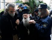 كاهن يونانى أرثوذكسى يقاطع البابا فرنسيس ويصيح: "أنت مهرطق!".. فيديو