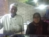 الحب الحقيقى.. عم أحمد وزوجته غيتهم مطعم سمك والشغل مش عيب (فيديو)